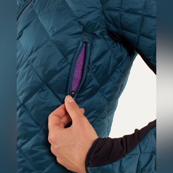 Lululemon Run: Turn Around Jacket in Alberta Lake / Black - Picture 11 of 16